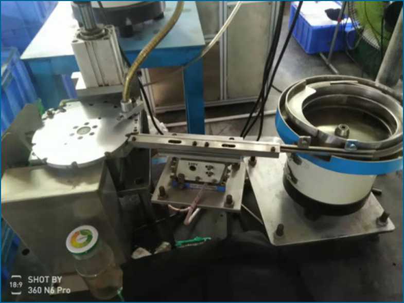 自動(dòng)鉚接機